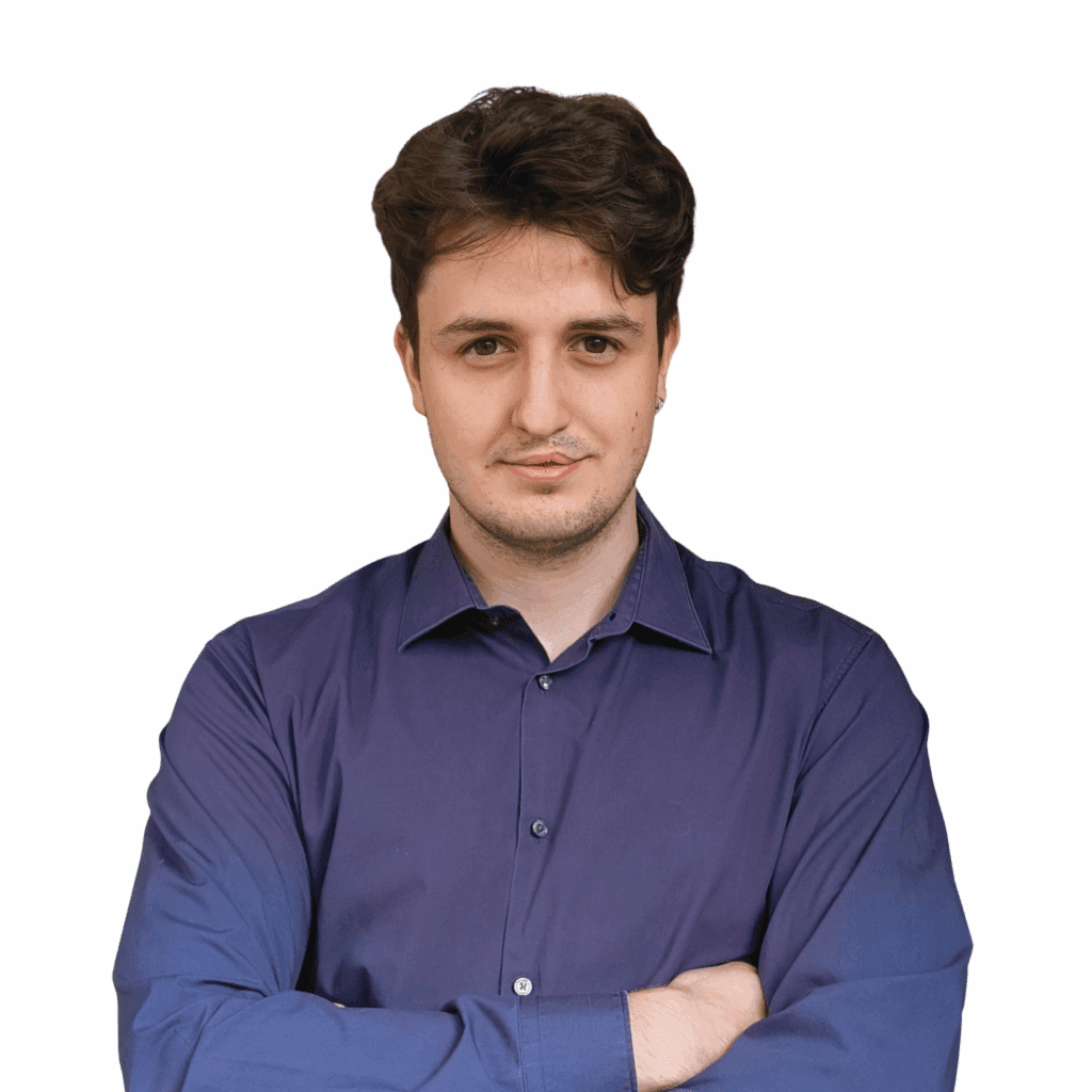 Armin Huzejrovic, Gründer und Betreiber des Online-Shops, steht frontal mit verschränkten Armen vor einem weißen Hintergrund. Er trägt ein dunkelblaues Hemd.